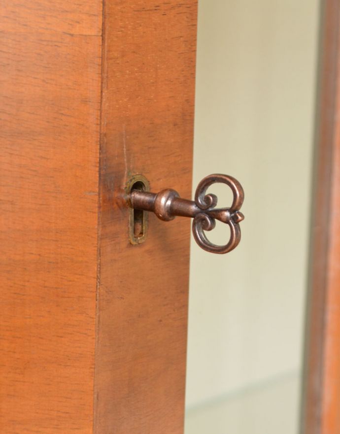 アンティークのキャビネット　アンティーク家具　ゴールドの装飾×時計が付いた英国アンティークのガラスキャビネット（飾り棚）。鍵を引っ掛けて取っ手のようにして開閉してください。(k-1299-f)