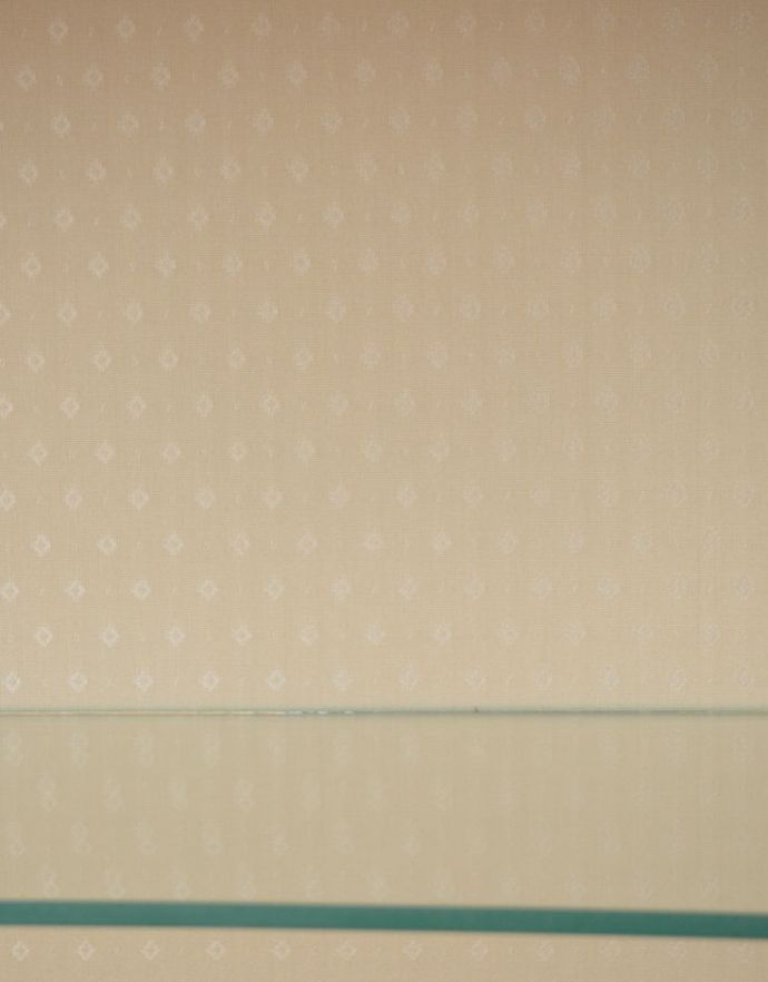 アンティークのキャビネット　アンティーク家具　ゴールドの装飾×時計が付いた英国アンティークのガラスキャビネット（飾り棚）。柄物の食器やお気に入りのアイテムが引き立つようなシンプルな生地に新しく張り替えました。(k-1299-f)