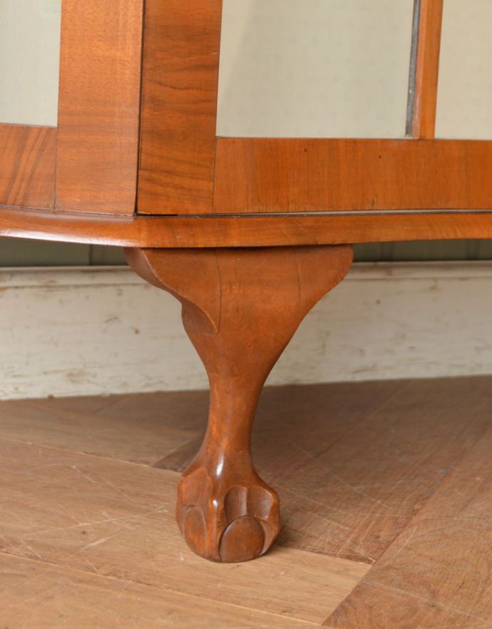 アンティークのキャビネット　アンティーク家具　ゴールドの装飾×時計が付いた英国アンティークのガラスキャビネット（飾り棚）。安定感のある脚がしっかり支えます。(k-1299-f)