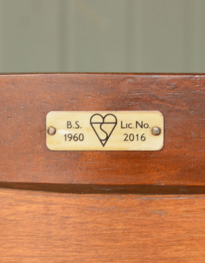 アンティークのキャビネット　アンティーク家具　ゴールドの装飾×時計が付いた英国アンティークのガラスキャビネット（飾り棚）。メーカーのものと思われるタグもついていました。(k-1299-f)