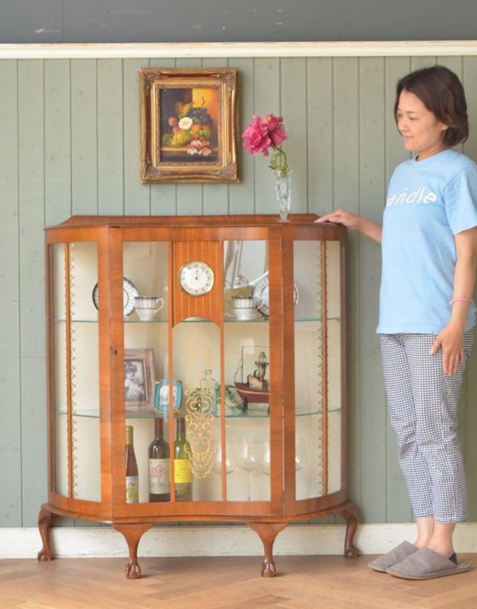 アンティークのキャビネット　アンティーク家具　ゴールドの装飾×時計が付いた英国アンティークのガラスキャビネット（飾り棚）。曲線が美しいキャビネット。(k-1299-f)