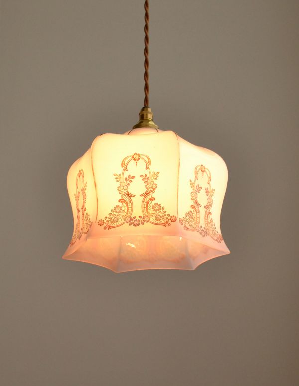 ペンダントライト　照明・ライティング　七色のグラデーションで描かれた美しいアンティークペンダントライト、ミルクガラスシェード。ふわんと膨らんだ優しいシルエットのランプは、１つでも存在感たっぷりです。(k-1299-z)