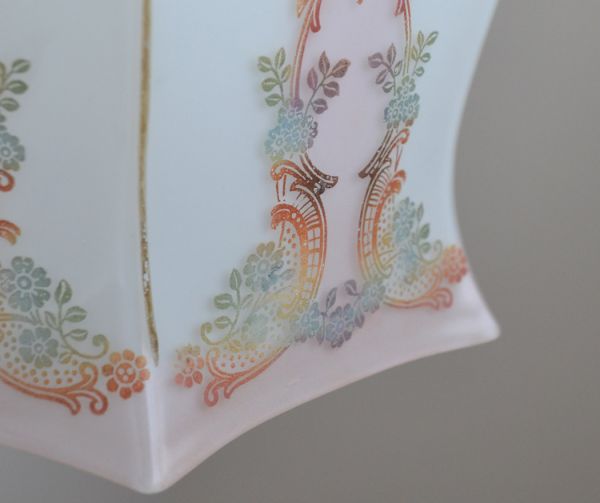 ペンダントライト　照明・ライティング　七色のグラデーションで描かれた美しいアンティークペンダントライト、ミルクガラスシェード。シェードは、アンティークのため、誤差があったり、キズ、汚れが入っている場合もあります。(k-1299-z)