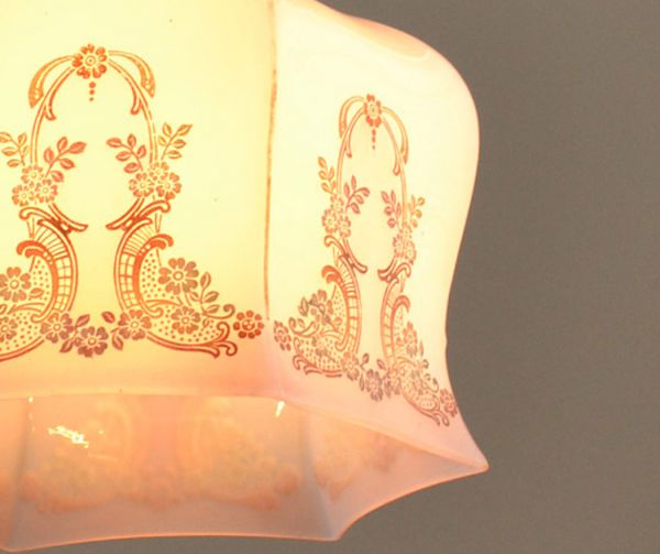 ペンダントライト　照明・ライティング　七色のグラデーションで描かれた美しいアンティークペンダントライト、ミルクガラスシェード。シェードから漏れる光に癒されます。(k-1299-z)