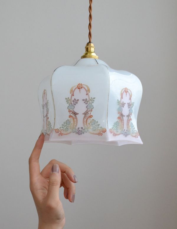 ペンダントライト　照明・ライティング　七色のグラデーションで描かれた美しいアンティークペンダントライト、ミルクガラスシェード。アンティークのミルクガラスは、光を通すとなんとも言えないステキな雰囲気でお部屋を照らしてくれます。(k-1299-z)