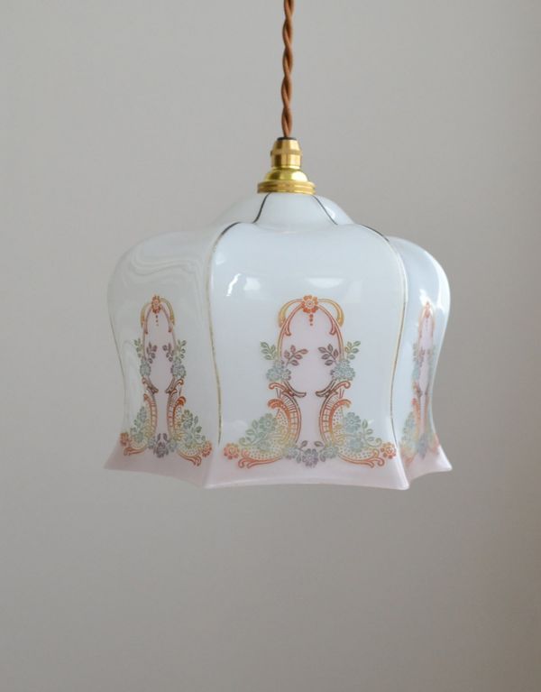 ペンダントライト　照明・ライティング　七色のグラデーションで描かれた美しいアンティークペンダントライト、ミルクガラスシェード。【 シェードのサイズ 】幅19.5×奥行16.2×高さ14.5cmコードは50、80cm以外にも、ご希望の長さで加工してお届けします。(k-1299-z)