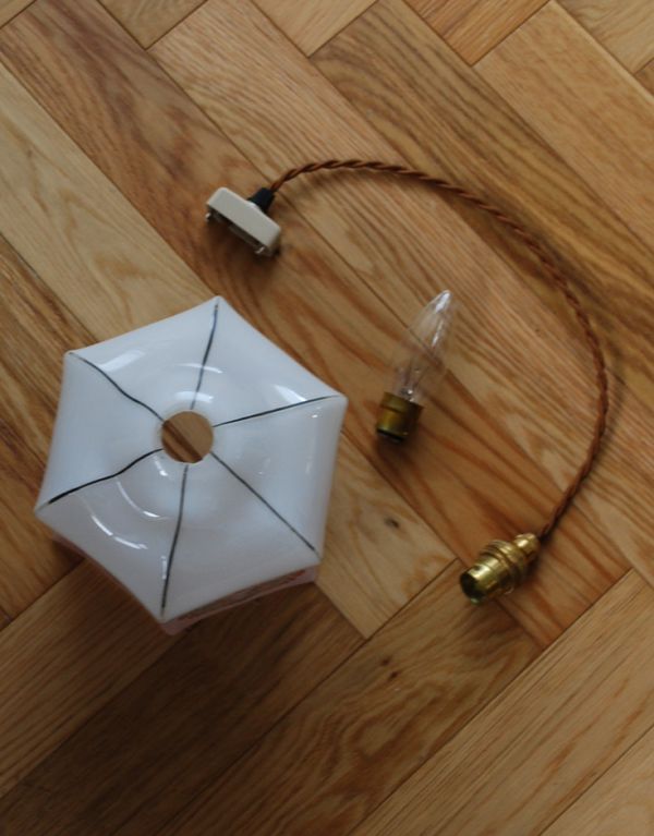 ペンダントライト　照明・ライティング　七色のグラデーションで描かれた美しいアンティークペンダントライト、ミルクガラスシェード。ガラスシェード、コード、電球1個を全てセットでお届けするので、届いてすぐに取り付けられます。(k-1299-z)