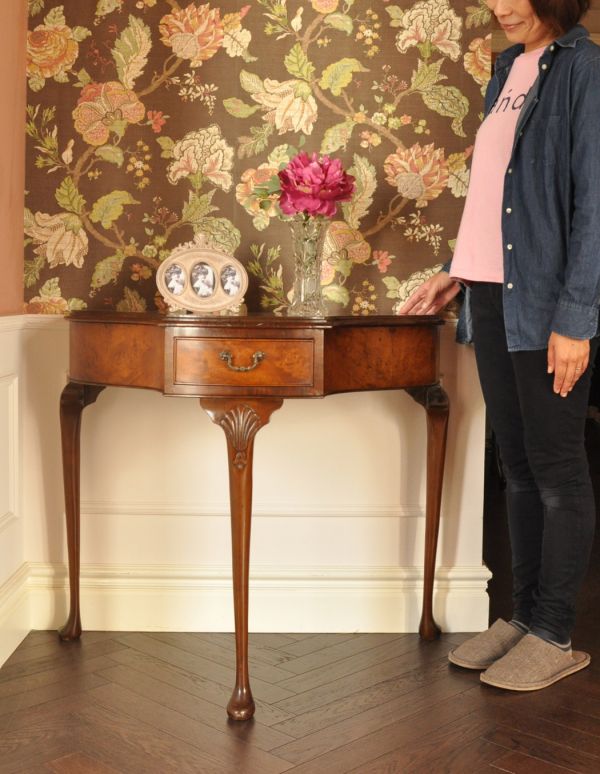 ロイドテーブル　アンティーク家具　英国のアンティーク家具、優雅なかたちの引き出し付コンソールテーブル。そっと壁に付けて置くだけで、オシャレな雰囲気に。(k-1301-f)