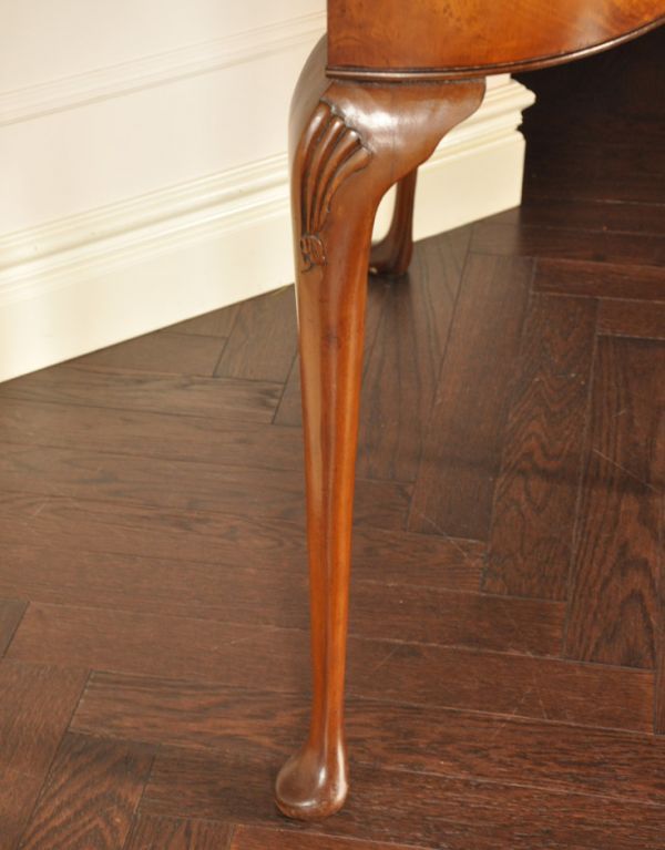 ロイドテーブル　アンティーク家具　英国のアンティーク家具、優雅なかたちの引き出し付コンソールテーブル。スラッと伸びた脚。(k-1301-f)