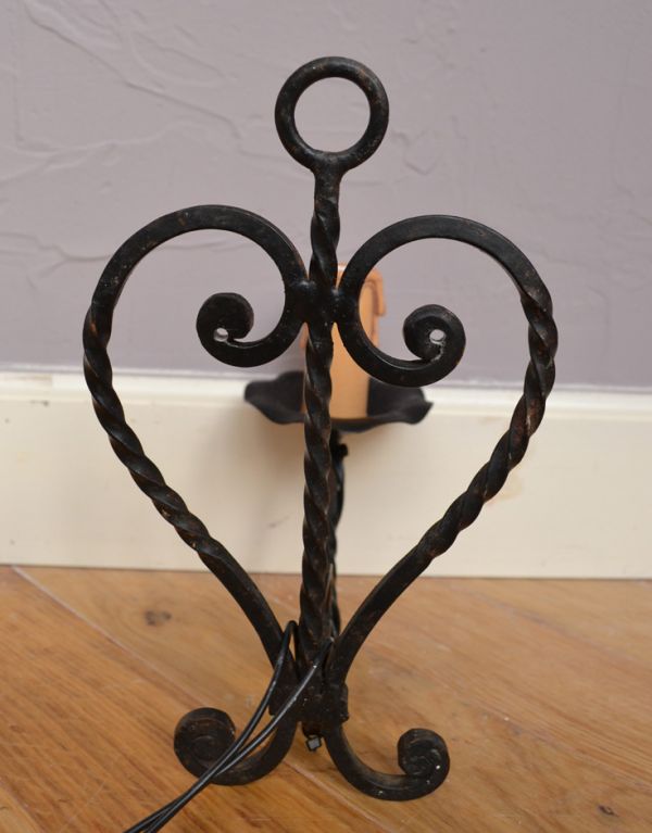 壁付けブラケット 照明・ライティング フランス輸入のアンティーク照明、アイアン製の可愛いウォールブラケット。※配線に直結するので、電気屋さんによる取り付け工事が必要です。(k-1301-z)