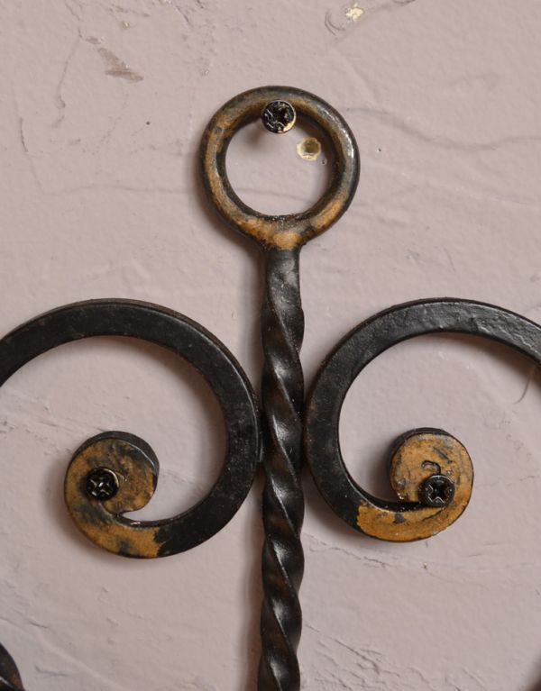 壁付けブラケット 照明・ライティング フランス輸入のアンティーク照明、アイアン製の可愛いウォールブラケット。ビス用の穴が開いています。(k-1301-z)