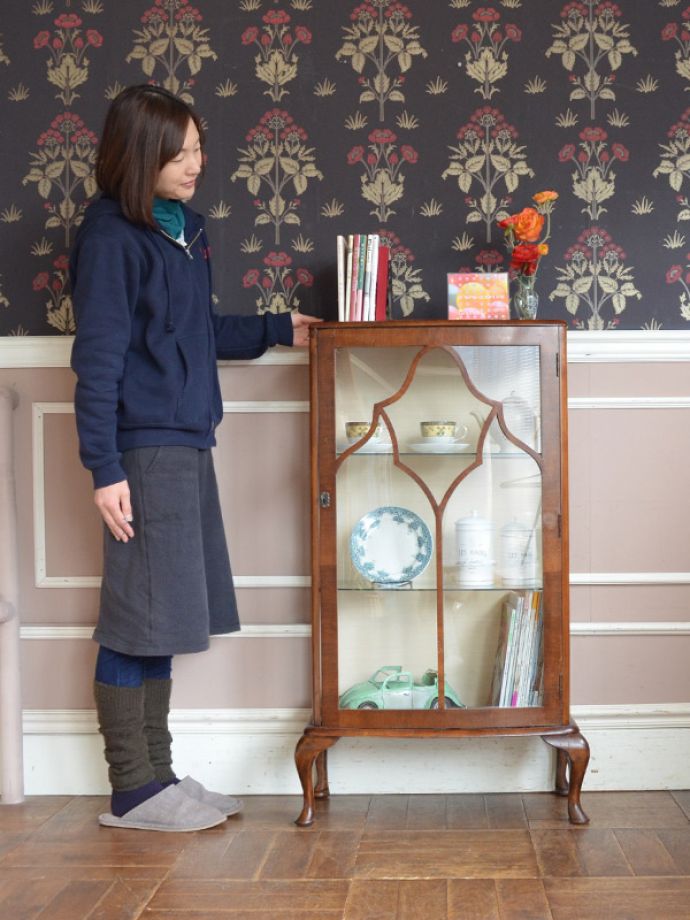 アンティークのキャビネット　アンティーク家具　ウォルナット材のアンティーク家具、英国輸入のガラスキャビネット（飾り棚）。並べる時間も至福のときになります。(k-1302-f)