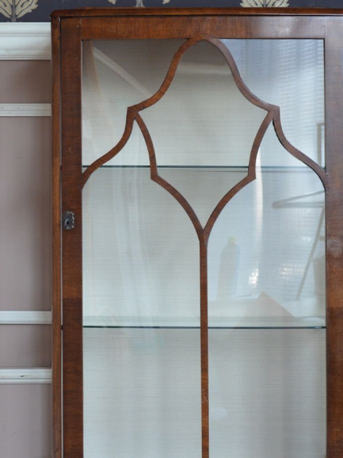 アンティークのキャビネット　アンティーク家具　ウォルナット材のアンティーク家具、英国輸入のガラスキャビネット（飾り棚）。扉はきちんとお直しをしているのでスムーズに開け閉めができ、出し入れもしやすく使いやすいです。(k-1302-f)