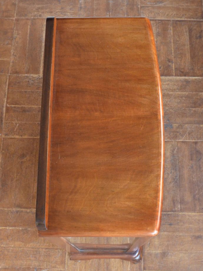 アンティークのキャビネット　アンティーク家具　ウォルナット材のアンティーク家具、英国輸入のガラスキャビネット（飾り棚）。天板もピカピカにお直ししました。(k-1302-f)