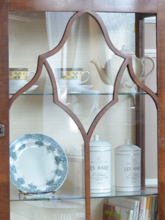 アンティークのキャビネット　アンティーク家具　ウォルナット材のアンティーク家具、英国輸入のガラスキャビネット（飾り棚）。木の装飾が上品なアクセントになっています。(k-1302-f)