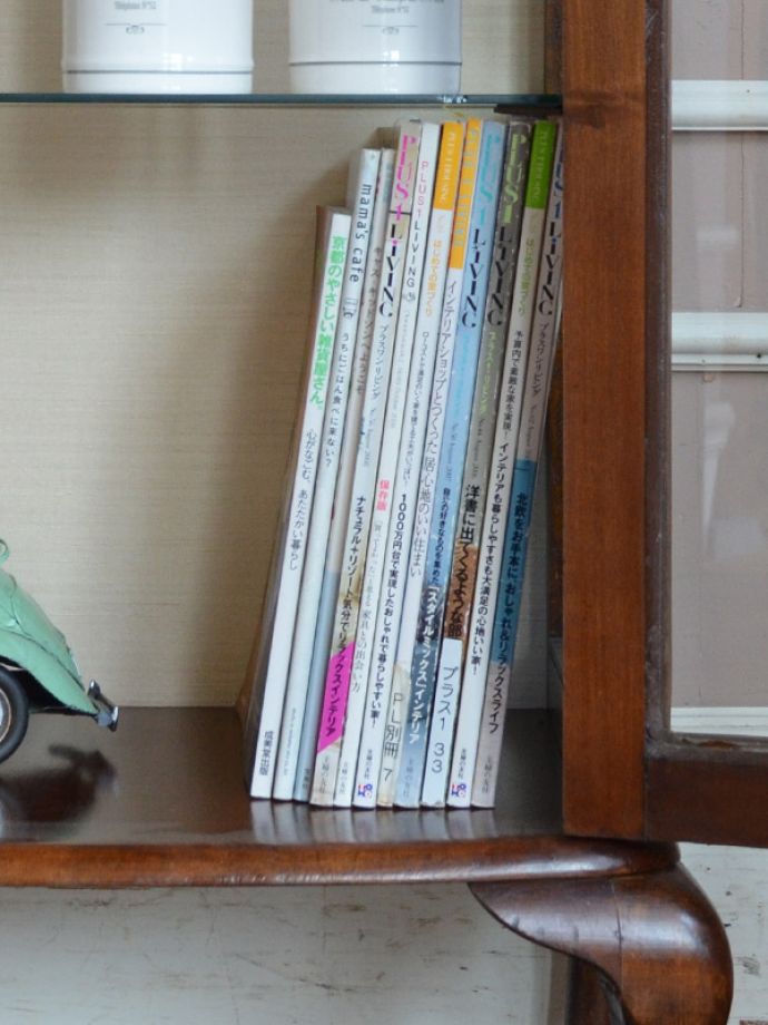 アンティークのキャビネット　アンティーク家具　ウォルナット材のアンティーク家具、英国輸入のガラスキャビネット（飾り棚）。漫画や雑誌などの収納もできます。(k-1302-f)