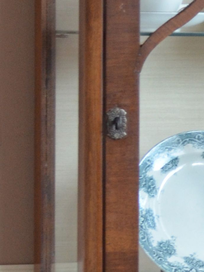 アンティークのキャビネット　アンティーク家具　ウォルナット材のアンティーク家具、英国輸入のガラスキャビネット（飾り棚）。扉には鍵穴が付いています。(k-1302-f)