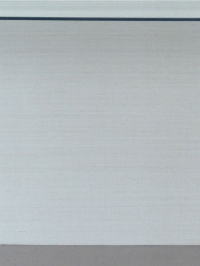 アンティークのキャビネット　アンティーク家具　ウォルナット材のアンティーク家具、英国輸入のガラスキャビネット（飾り棚）。柄物の食器やお気に入りのアイテムが引き立つような生地になっています。(k-1302-f)