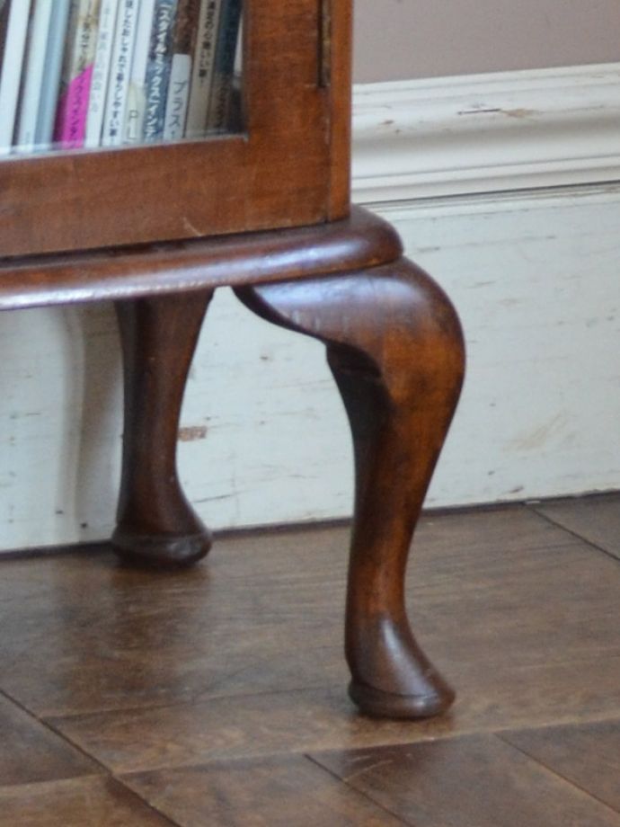 アンティークのキャビネット　アンティーク家具　ウォルナット材のアンティーク家具、英国輸入のガラスキャビネット（飾り棚）。きちんと支えます。(k-1302-f)