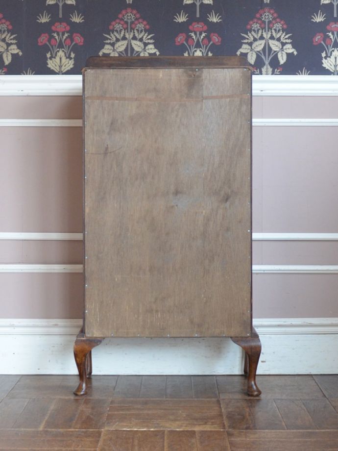 アンティークのキャビネット　アンティーク家具　ウォルナット材のアンティーク家具、英国輸入のガラスキャビネット（飾り棚）。アンティークは新品ではないので、もちろん経年変化によるキズはありますが、専門の職人が目立たないようキレイにお直しをしているので、後姿までキレイです。(k-1302-f)