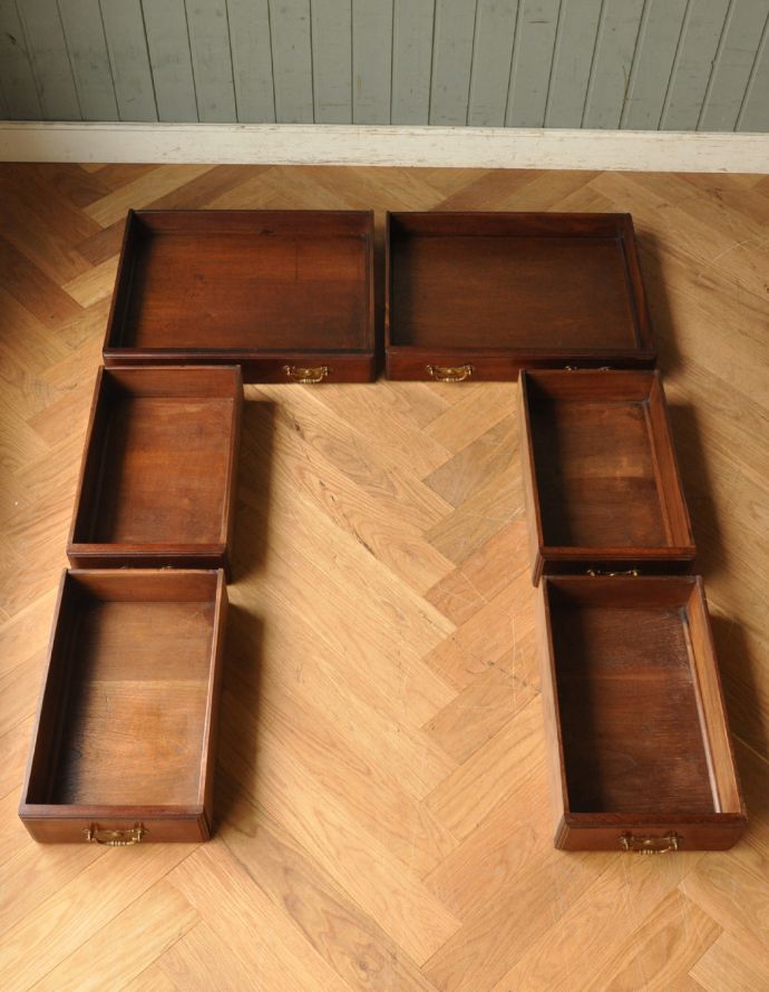 ロイドテーブル　アンティーク家具　クラシックなアンティーク家具、素敵なライティングデスク（机） 。引き出しは全部で６杯。(k-1303-f)