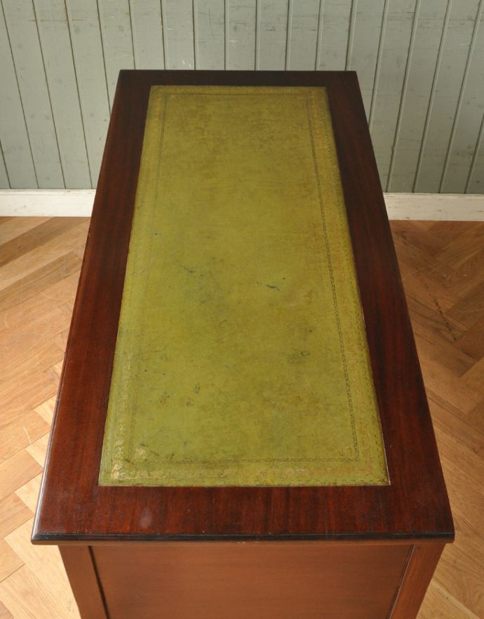 ロイドテーブル　アンティーク家具　クラシックなアンティーク家具、素敵なライティングデスク（机） 。天板には革が張ってあります。(k-1303-f)