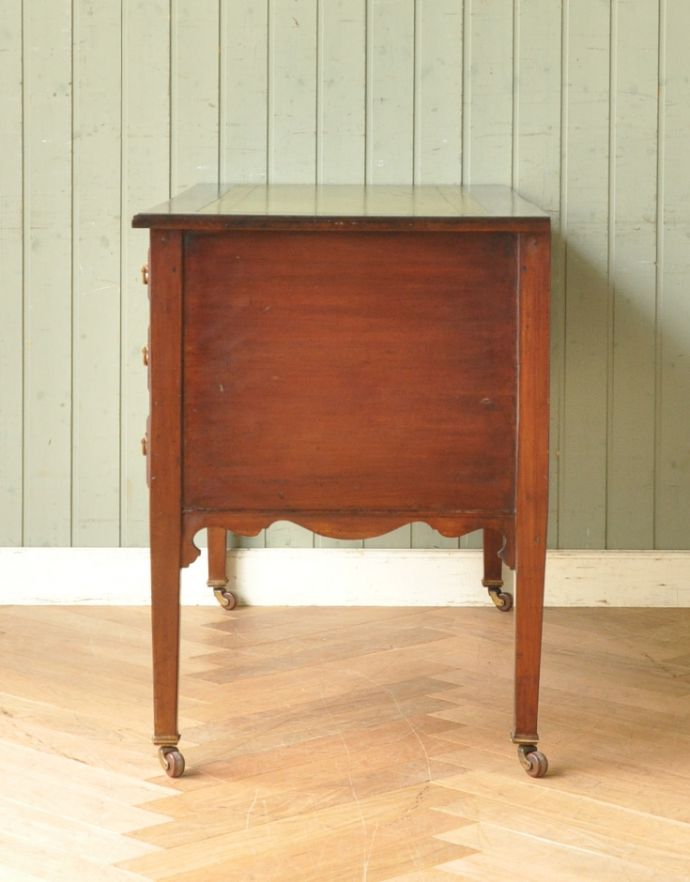 ロイドテーブル　アンティーク家具　クラシックなアンティーク家具、素敵なライティングデスク（机） 。サイドも美しいです。(k-1303-f)