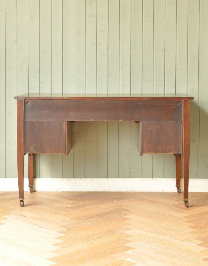 ロイドテーブル　アンティーク家具　クラシックなアンティーク家具、素敵なライティングデスク（机） 。きちんとメンテナンスしてあるので、裏側もキレイです。(k-1303-f)