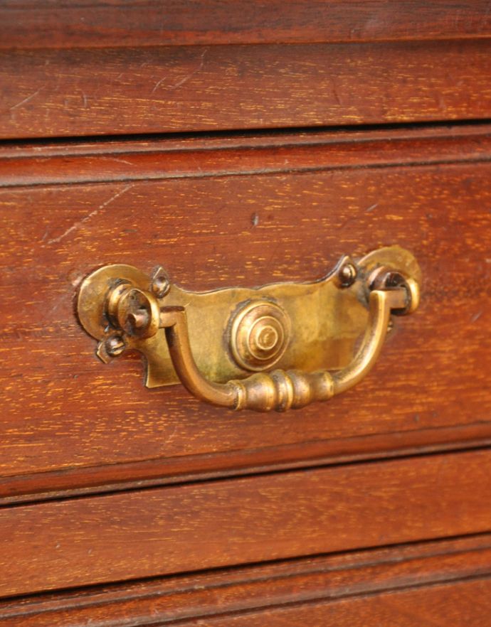 ロイドテーブル　アンティーク家具　クラシックなアンティーク家具、素敵なライティングデスク（机） 。味わい深い取っ手から、時間の流れを感じることができます。(k-1303-f)