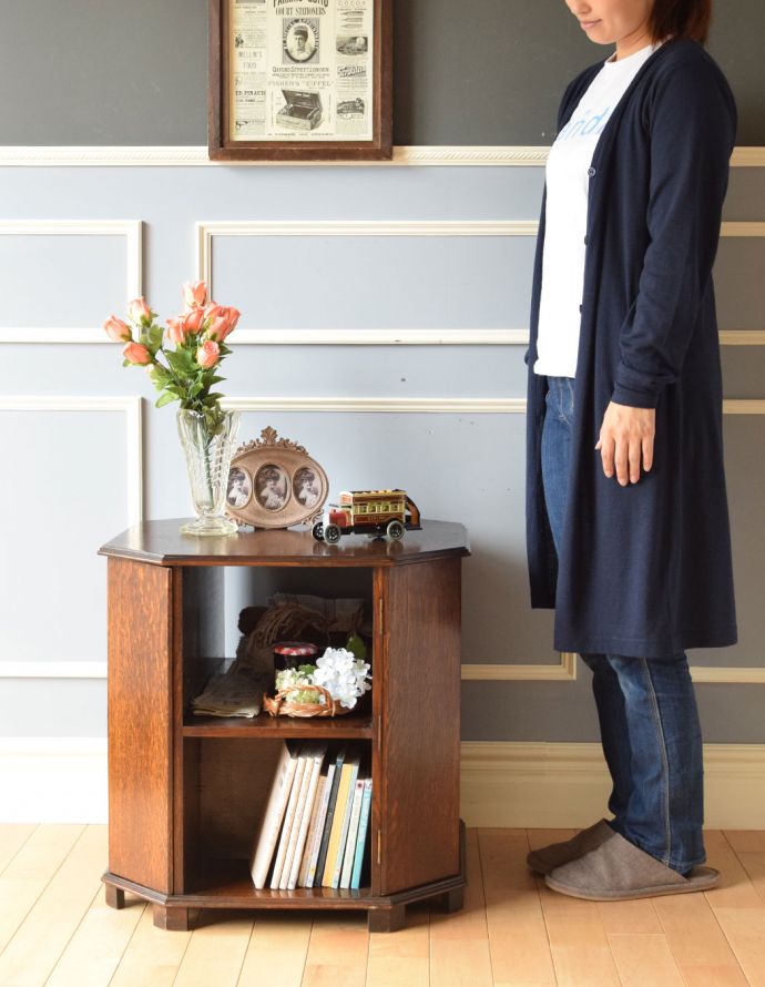 アンティークのキャビネット　アンティーク家具　英国のアンティーク家具、機能的なカクテルキャビネット（オケージョナルテーブル）。落ち着きがあって高級な印象を与えてくれます。(k-1307-f)