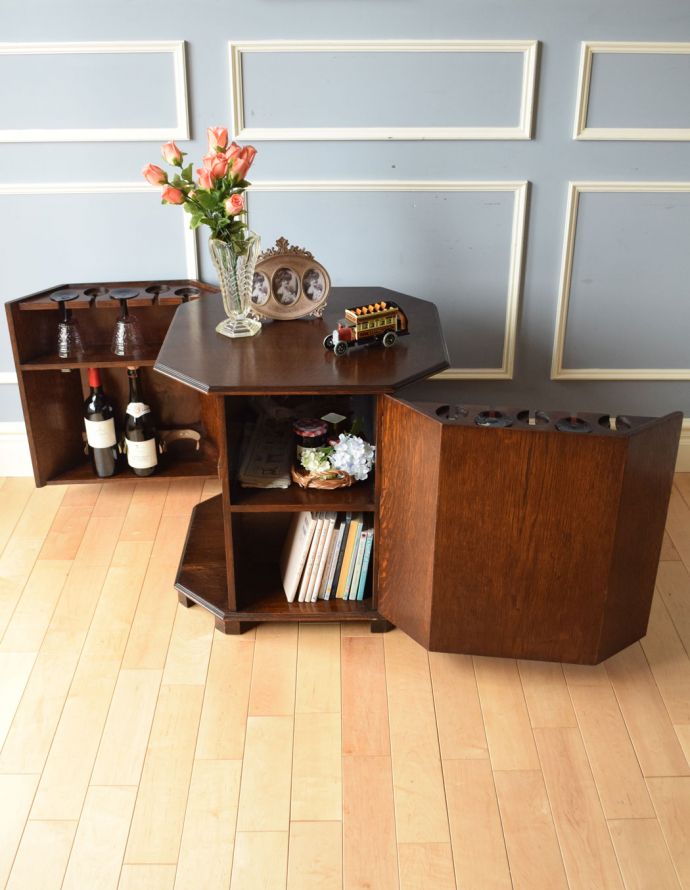 アンティークのキャビネット　アンティーク家具　英国のアンティーク家具、機能的なカクテルキャビネット（オケージョナルテーブル）。扉を開くと、ワクワクするような内部になっています！上にグラスを掛けて、下にはボトルが並びます。(k-1307-f)