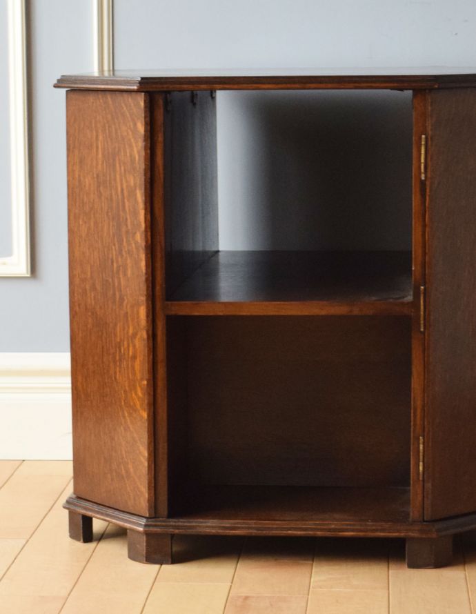 アンティークのキャビネット　アンティーク家具　英国のアンティーク家具、機能的なカクテルキャビネット（オケージョナルテーブル）。シンプルなので和室を始め、いろんなテイストのお部屋にすぐ馴染みます。(k-1307-f)