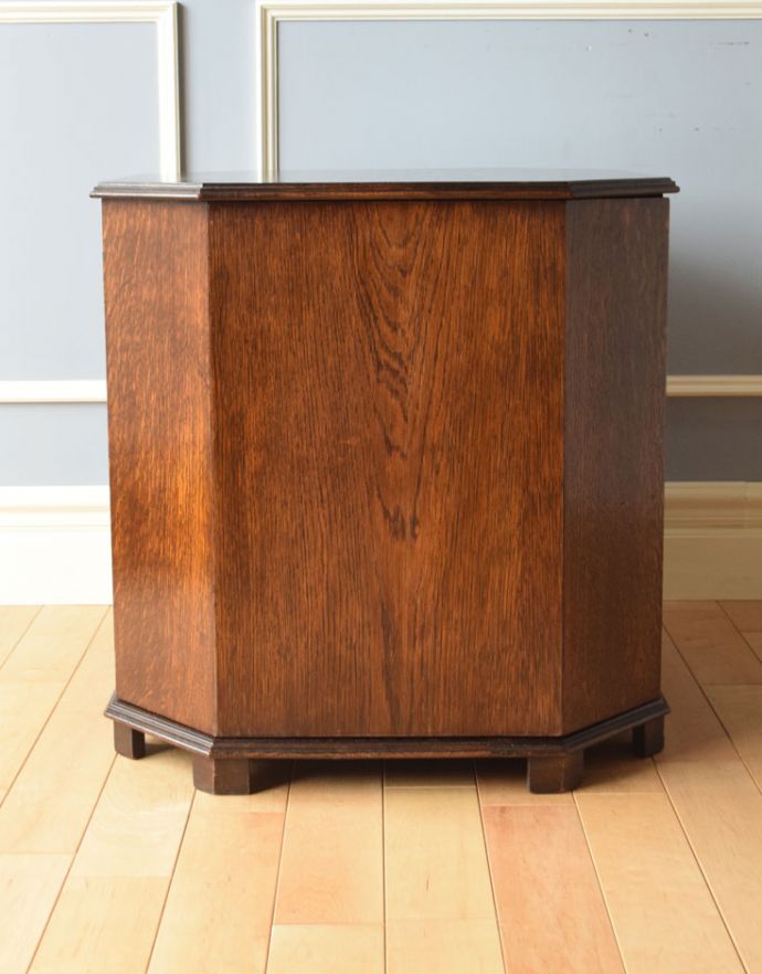 アンティークのキャビネット　アンティーク家具　英国のアンティーク家具、機能的なカクテルキャビネット（オケージョナルテーブル）。横から見ても美しいです。(k-1307-f)