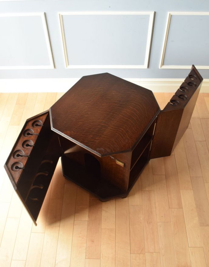 アンティークのキャビネット　アンティーク家具　英国のアンティーク家具、機能的なカクテルキャビネット（オケージョナルテーブル）。風格と品があるので、リビングはもちろん、書斎、客間にも最適。(k-1307-f)