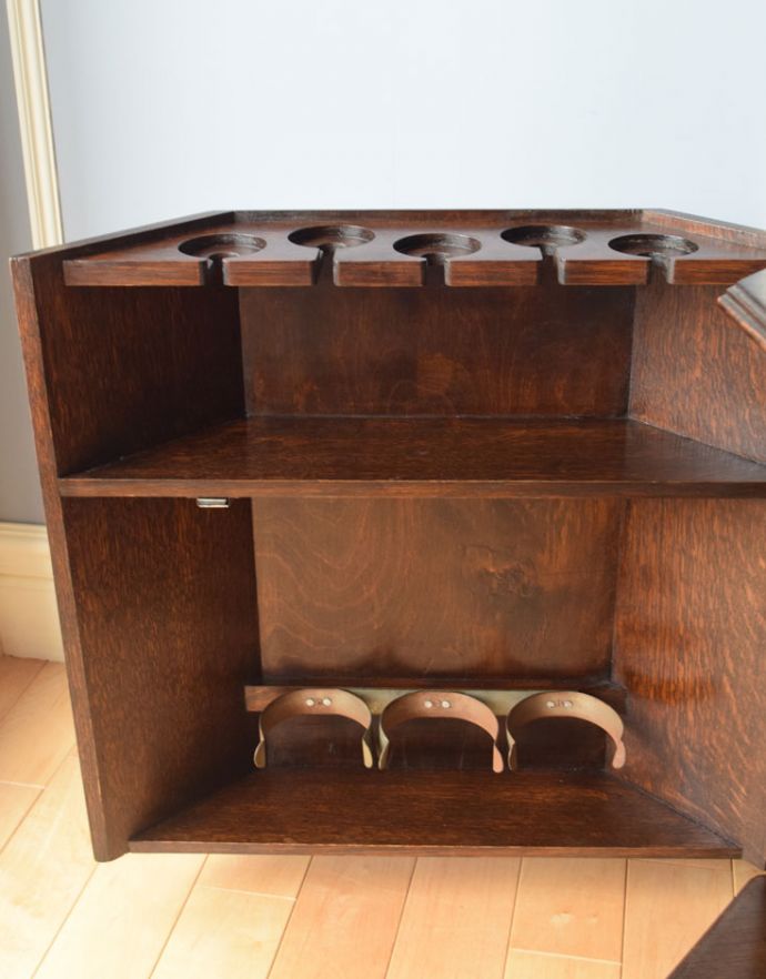 アンティークのキャビネット　アンティーク家具　英国のアンティーク家具、機能的なカクテルキャビネット（オケージョナルテーブル）。ワイン立てとグラス掛けが付いている洒落たキャビネットです。(k-1307-f)