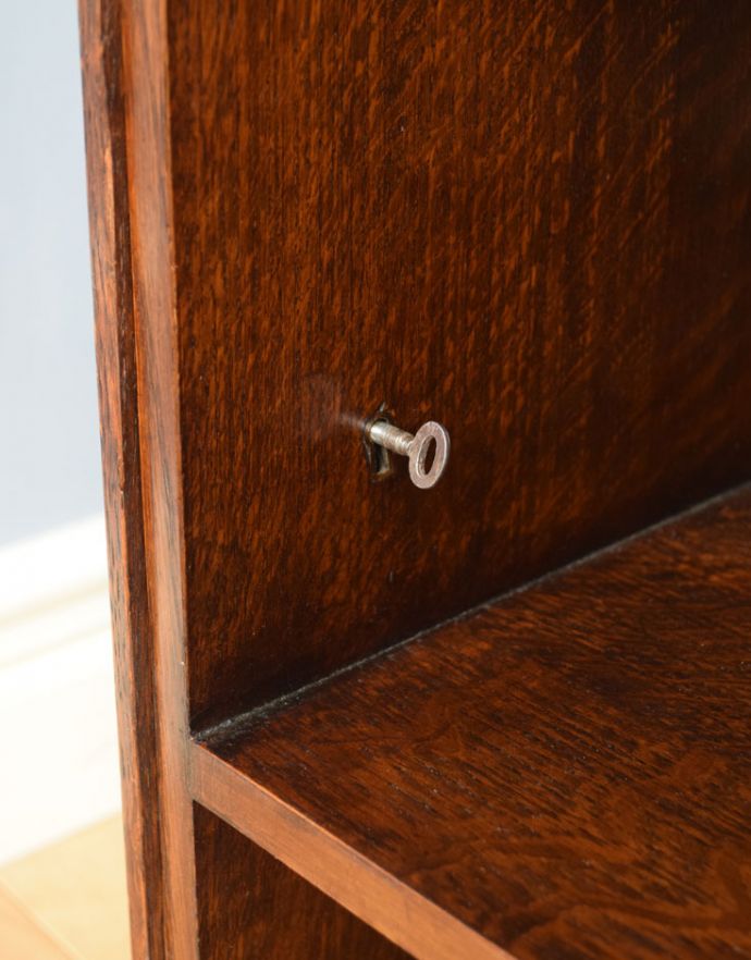 アンティークのキャビネット　アンティーク家具　英国のアンティーク家具、機能的なカクテルキャビネット（オケージョナルテーブル）。扉の鍵です。(k-1307-f)