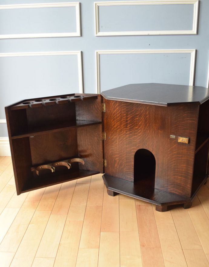 アンティークのキャビネット　アンティーク家具　英国のアンティーク家具、機能的なカクテルキャビネット（オケージョナルテーブル）。扉を開くと、トンネルのような穴が出てきます。(k-1307-f)