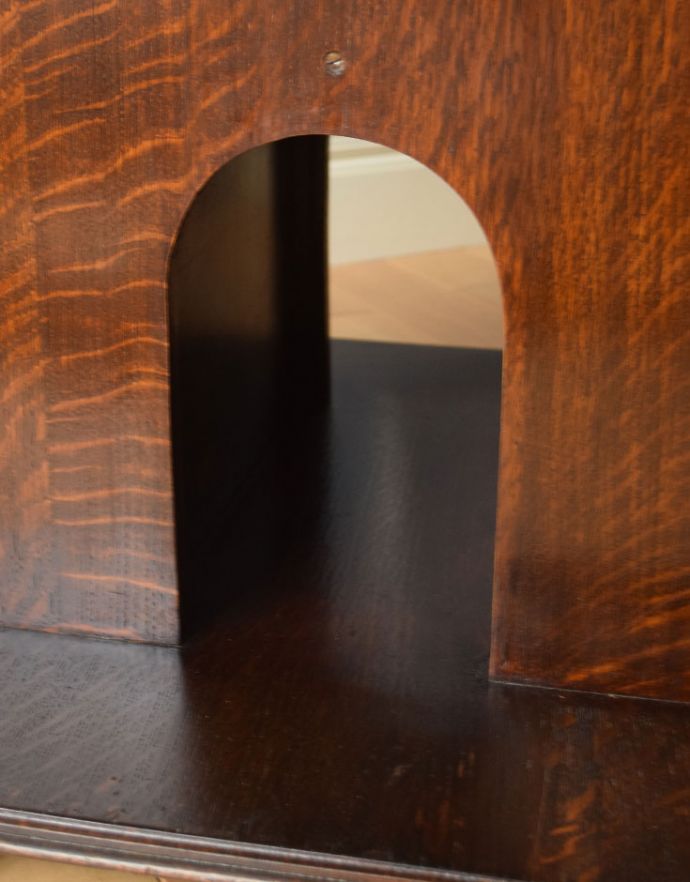 アンティークのキャビネット　アンティーク家具　英国のアンティーク家具、機能的なカクテルキャビネット（オケージョナルテーブル）。トンネルの中は収納になっています。(k-1307-f)