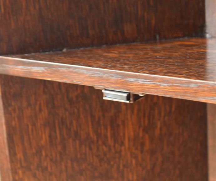 アンティークのキャビネット　アンティーク家具　英国のアンティーク家具、機能的なカクテルキャビネット（オケージョナルテーブル）。マグネットが付いているので開閉がスムーズです。(k-1307-f)