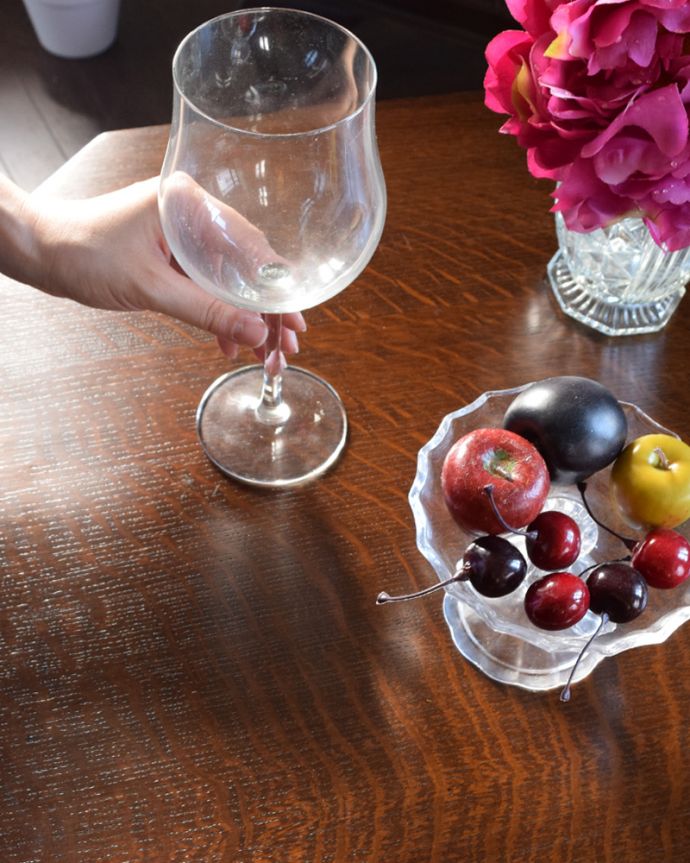 アンティークのキャビネット　アンティーク家具　英国のアンティーク家具、機能的なカクテルキャビネット（オケージョナルテーブル）。オーク材らしい天板の模様がカッコイイ！ワイングラスと、おつまみを置くのにも丁度良いサイズです。(k-1307-f)