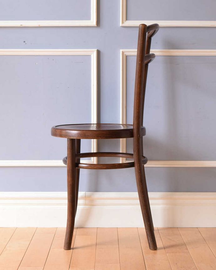 ダイニングチェア アンティーク チェア 英国から届いたアンティーク椅子、ブラウンカラーのベントウッドチェア。書斎にはもちろん、定番のダイニングは最適!他のチェアを引き立ててくれるようなスマートなチェアです。(k-1308-c)