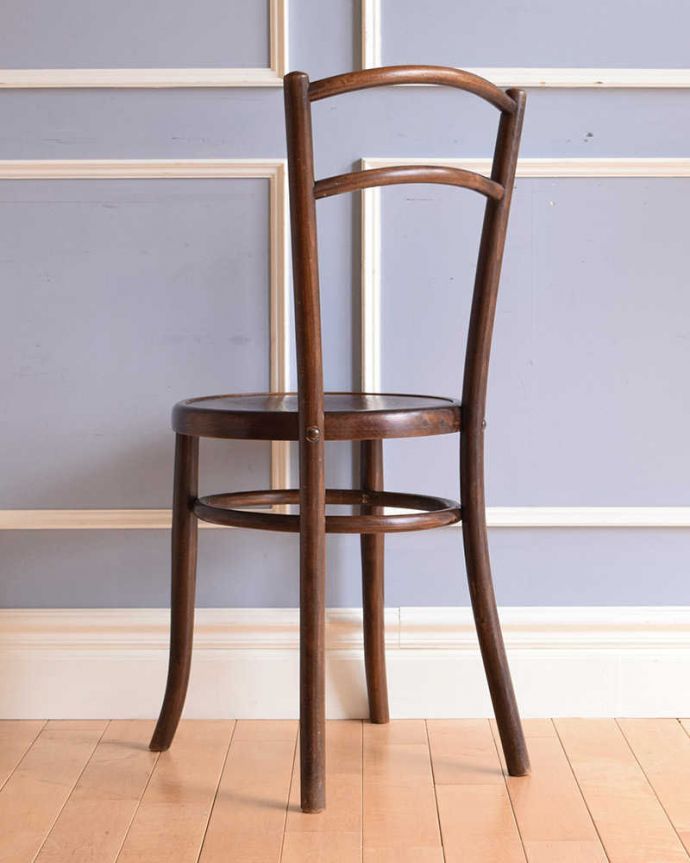 ダイニングチェア アンティーク チェア 英国から届いたアンティーク椅子、ブラウンカラーのベントウッドチェア。後ろ姿はこんな感じ。(k-1308-c)