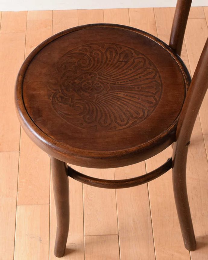 ダイニングチェア アンティーク チェア 英国から届いたアンティーク椅子、ブラウンカラーのベントウッドチェア。ベントウッドチェアの特徴は、座面にもあります。(k-1308-c)