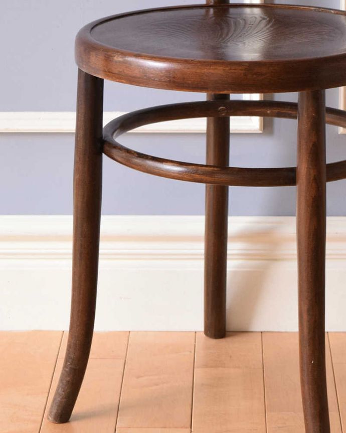 ダイニングチェア アンティーク チェア 英国から届いたアンティーク椅子、ブラウンカラーのベントウッドチェア。メンテナンスをしっかりしているので、大柄な男性でも安心してお掛けください。(k-1308-c)