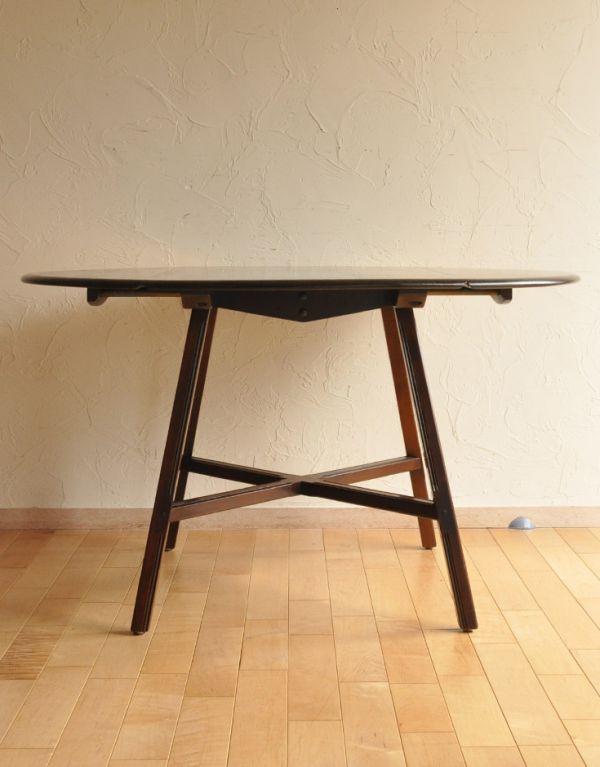 アーコールの家具　アンティーク家具　北欧テイストのアンティーク家具、丸い形のアーコールドロップリーフテーブル。キレイな状態なので大切に使われていたことが分かります。(k-1308-f)