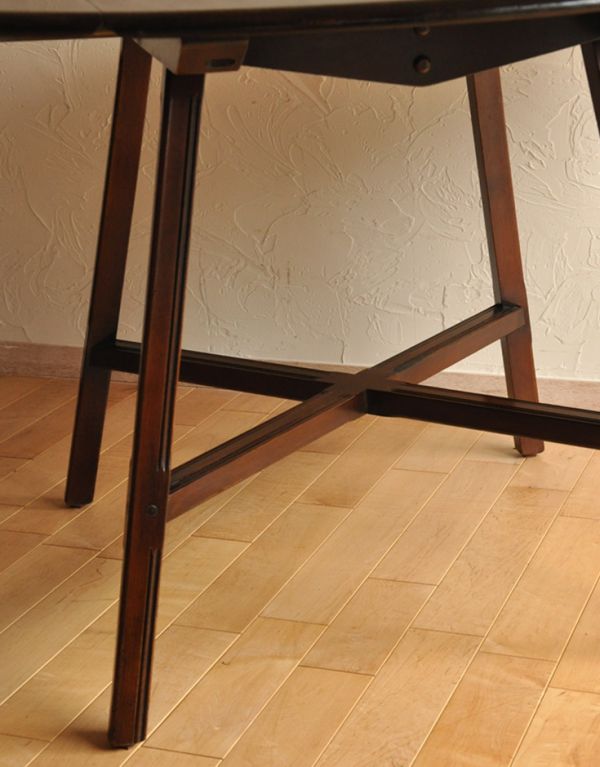 アーコールの家具　アンティーク家具　北欧テイストのアンティーク家具、丸い形のアーコールドロップリーフテーブル。アーコールらしいスマートな脚。(k-1308-f)