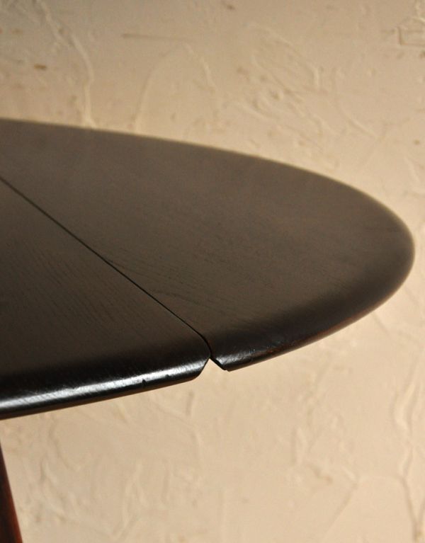 アーコールの家具　アンティーク家具　北欧テイストのアンティーク家具、丸い形のアーコールドロップリーフテーブル。角が丸いので小さなお子様がいるお家でも安心してお使いいただけます。(k-1308-f)