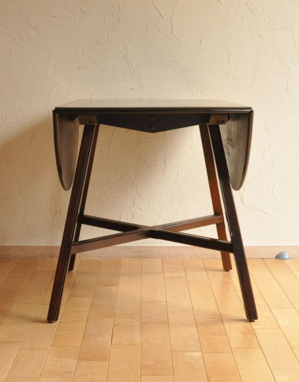 アーコールの家具　アンティーク家具　北欧テイストのアンティーク家具、丸い形のアーコールドロップリーフテーブル。使わないときは、たたんで壁につけておけば、お部屋が広く使えます。(k-1308-f)