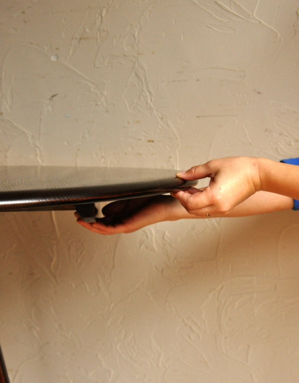 アーコールの家具　アンティーク家具　北欧テイストのアンティーク家具、丸い形のアーコールドロップリーフテーブル。広げるのはとっても簡単。(k-1308-f)