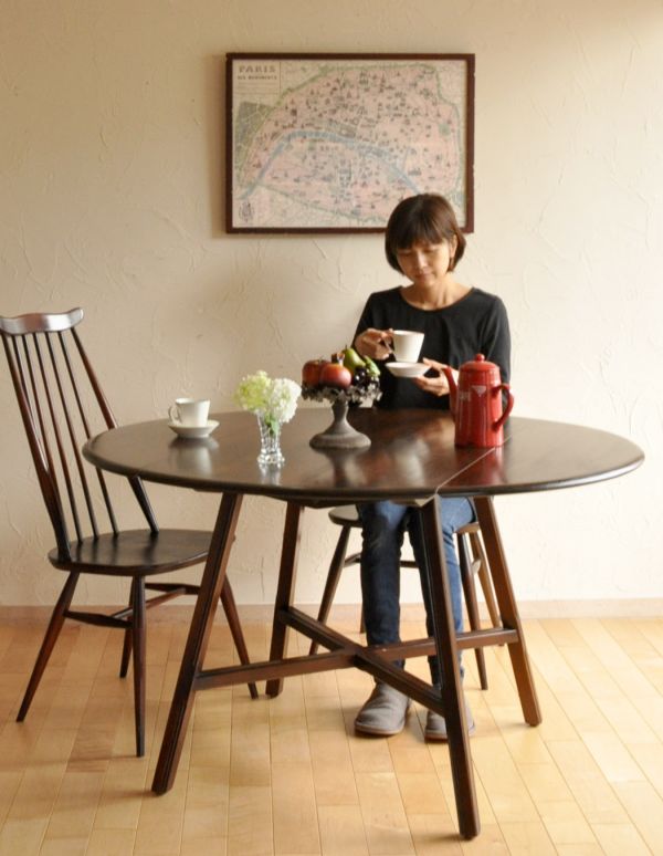 アーコールの家具　アンティーク家具　北欧テイストのアンティーク家具、丸い形のアーコールドロップリーフテーブル。大人気の丸いダイニングテーブル。(k-1308-f)